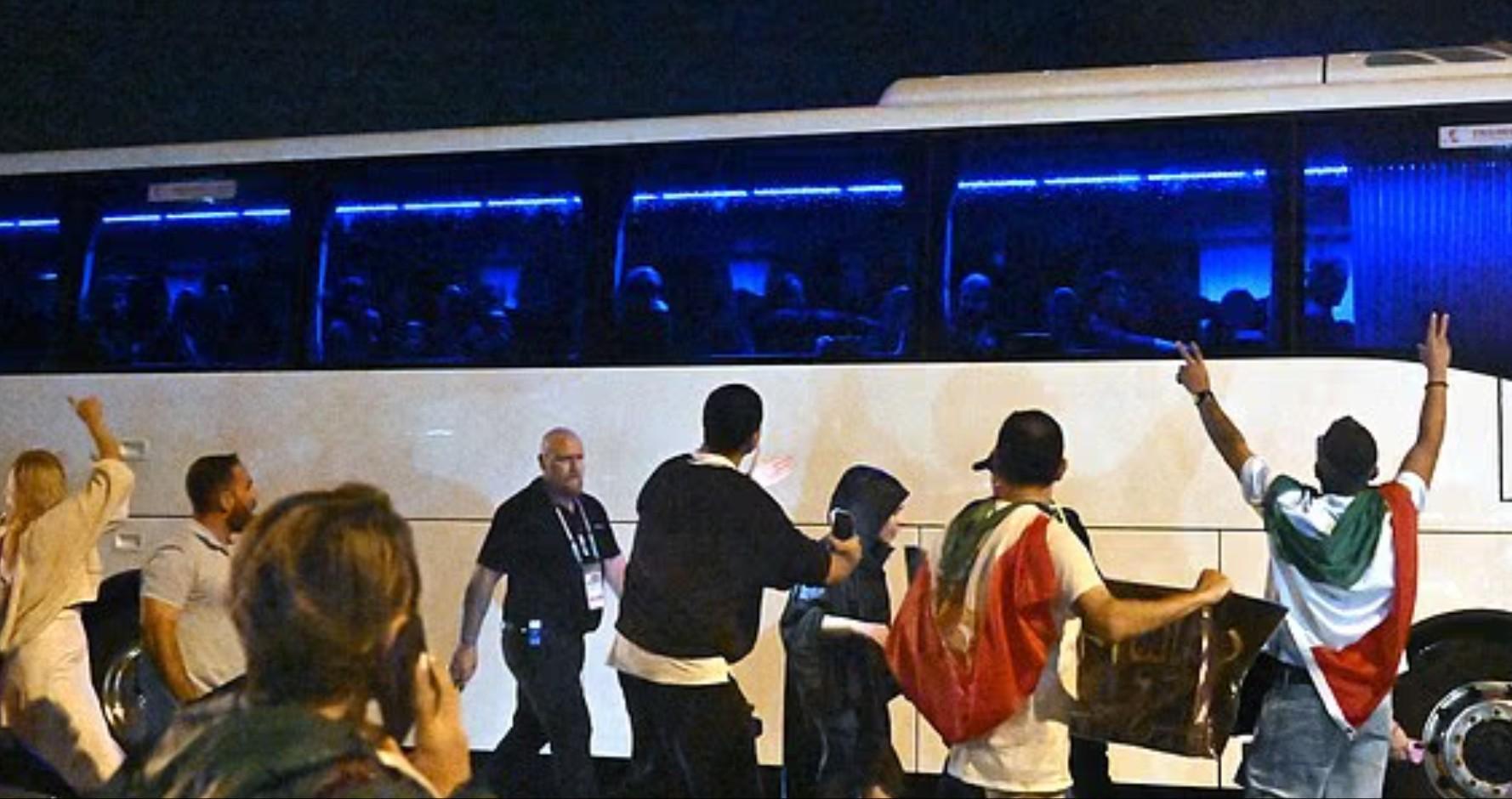 山猫NBA在线观看-伊朗女足手语比出求救讯号,伊朗球迷围堵大巴呼吁保护球队成员